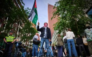 Pro-Palestijnse betogers tijdens een bezetting van een gebouw van de Universiteit Leiden (UL) in Den Haag. beeld ANP, Phil Nijhuis
