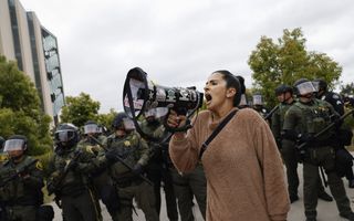 Een pro-Palestijnse demonstrante op de campus van de Universiteit van Californië deze week. Door het hele land heen hebben op Amerikaanse universiteitsterreinen demonstraties als deze plaats. beeld EPA, Caroline Brehman