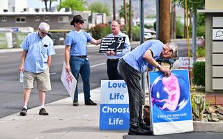Prolifeactivisten demonstreren bij een abortuskliniek in Phoenix, in de Amerikaanse staat Arizona. beeld AFP, Frederic J. Brown
