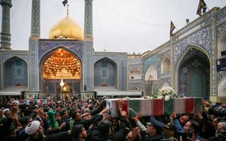 Duizenden mensen woonden maandag de begrafenis bij van de Iraanse president Ebrahim Raisi in een islamitisch, sjiitisch heiligdom in Qom. beeld AFP, Hamid Abedi