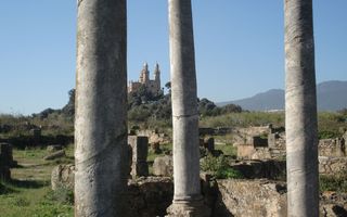 Ruïnes van de basiliek van Hippo Regius (tegenwoordig Annaba) in Algerije, waar Augustinus bisschop was. Op de achtergrond de Sint-Augustinusbasiliek. beeld RD