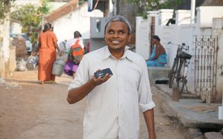 Een blinde man uit India die een audiobijbel gebruikt. beeld Bible League