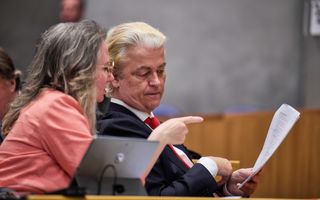 Geert Wilders (PVV) en Fleur Agema (links) in de Tweede Kamer tijdens een debat over het eindverslag van informateurs Richard van Zwol en Elbert Dijkgraaf. Onder hun begeleiding kwamen de vier partijen na bijna zes maanden een hoofdlijnenakkoord overeen. ANP Phil Nijhuis