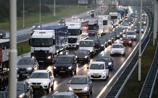 Zowel het zakelijk verkeer als het woon-werkverkeer van werknemers zou naar schatting goed zijn voor meer dan de helft van de totale hoeveelheid jaarlijks gereden kilometers in Nederland. beeld ANP Jeroen Jumelet