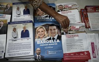 Verkiezingsposters van deelnemende politieke partijen aan de Franse parlementsverkiezingen op 30 juni en 7 juli. beeld AFP, Philippe Lopez 