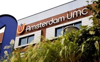 Het logo van het Amsterdam UMC op het ziekenhuis. beeld ANP, Koen van Weel