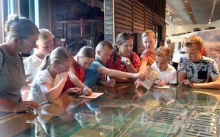 Leerlingen uit groep 8 van de Rehobothschool uit Genemuiden bekijken een maquette van Kamp Westerbork. beeld Persburo Melissen