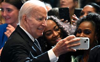 De Amerikaanse president Joe Biden maakt een selfie met twee aanhangers na afloop van het debat met zijn rivaal Donald Trump. beeld AFP, Mandel Ngan