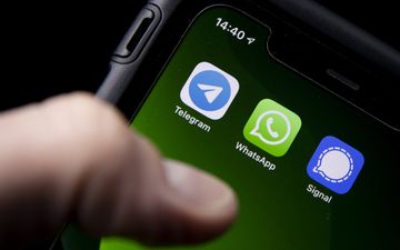 Pictogrammen van drie verschillende chatapps op een smartphonescherm