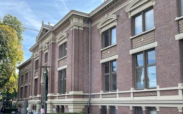 Bakstenen, klassiek gebouw.