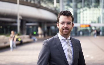 Nathanaël Middelkoop, in blauwkleurig pak. 