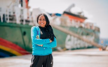 Bernabela met haar handen over elkaar in de haven van Kralendijk op Bonaire.