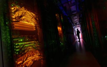 Donkere ruimte met een aantal computerservers daarin