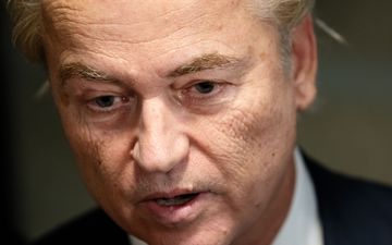 Close-up van Geert Wilders, die iets naar beneden kijkt.