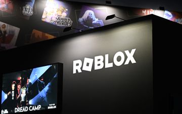 Een zwart bord met links een beeldscherm en rechts in witte letters Roblox.