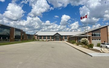 Canadees schoolgebouw met Canadese vlag
