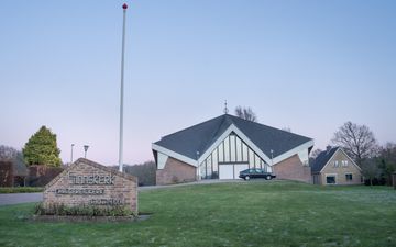 Modern kerkgebouw met woonhuis ernaast