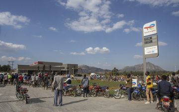 Een rij motors voor het benzinestation