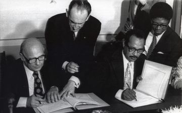 Twee mannen zetten handtekening.