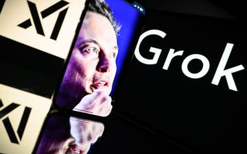 Een man op een telefoonscherm kijkt naar het woord Grok