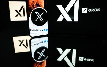 Een smartphone met het X-account van Elon Musk en daarom heen de logo’s van xAI en Grok.