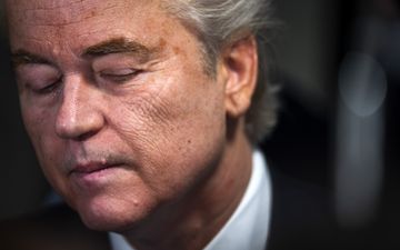 Portret van een man met gesloten ogen en dichte mond.