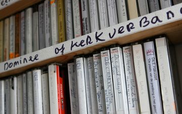 Planken met cassettebandjes.