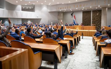 Tweede Kamerleden stemmen in de plenaire zaal over moties, amendementen en wetten.