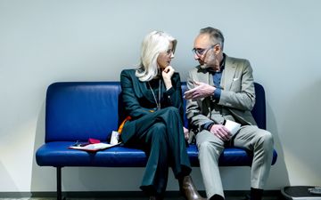 Keijzer en Vermeer spreken elkaar op een bankje in de Tweede Kamer.