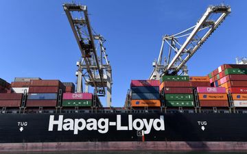 Een containerschip van Hapag-Lloyd in de haven van Rotterdam op 1 augustus 2022.