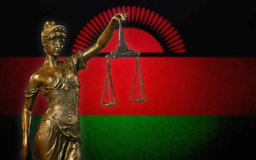 Bronzen vrouwenfiguur voor rood-groene achtergrond.