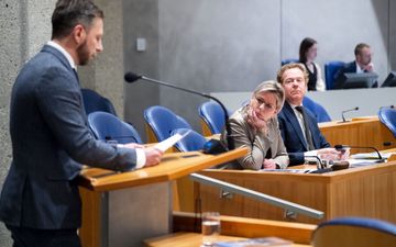 Man met baardje en pak aan het woord in de Tweede Kamer.