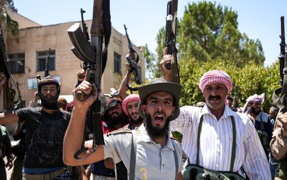 Več kot 500 mrtvih v spopadih v južni Siriji, Damask napovedal ponovno napotitev vojakov