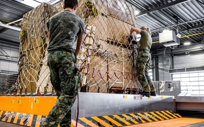 Nizozemsko vojaško letalo odletelo proti Gazi z zalogami hrane