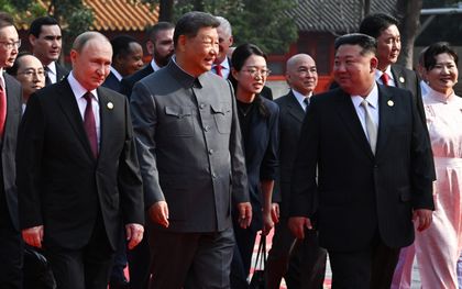 Poetin, Kim Jong-un en Xi zij aan zij bij grote militaire parade