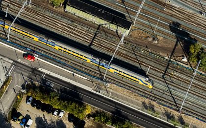 Zaradi sumljive situacije v vlaku pri Hilversumu aretirali tri osumljence, železniški promet oviran