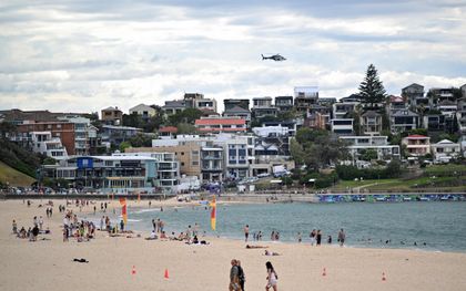 Avstralska policija potrdila, da sta napadalca na plaži Bondi delovala sama
