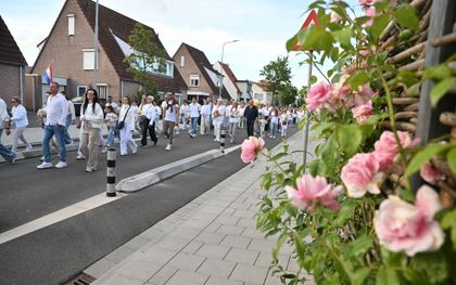 Na verkeersdrama bij Vogelwaarde zoekt politie naar elk spoortje op de plek van het ongeval . Na verkeersdrama bij Vogelwaarde zoekt politie naar elk spoortje op de plek van het ongeval .