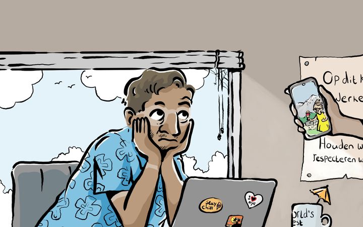 Man in zomerbloesje kijkt sip op van zijn laptop als een collega hem op zijn telefoon een vakantiefoto laat zien.