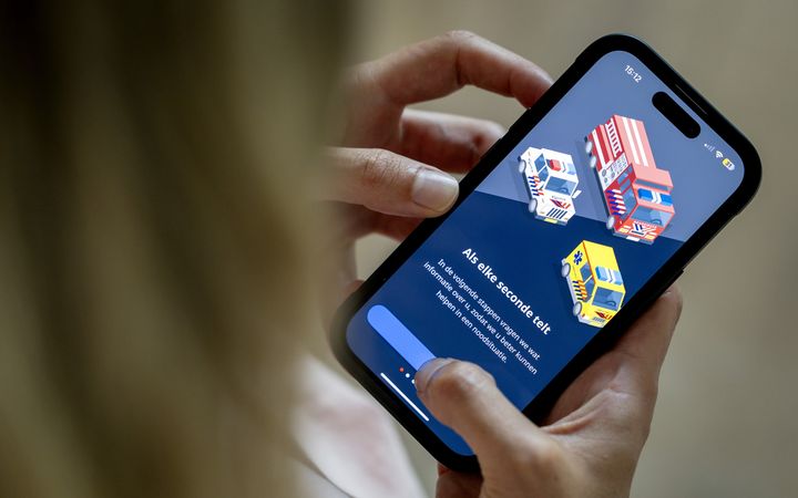 Mobiele telefoon met scherm van 112NL-app.