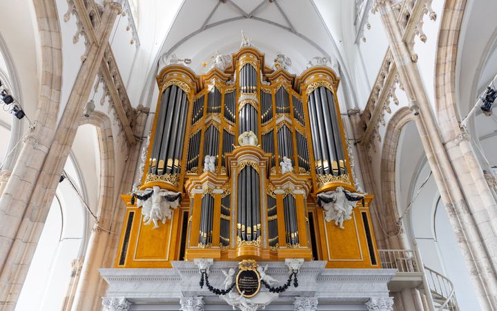 Een eeuwenoud pijporgel straalt dankzij een restauratie als nooit tevoren in een grote kerk.