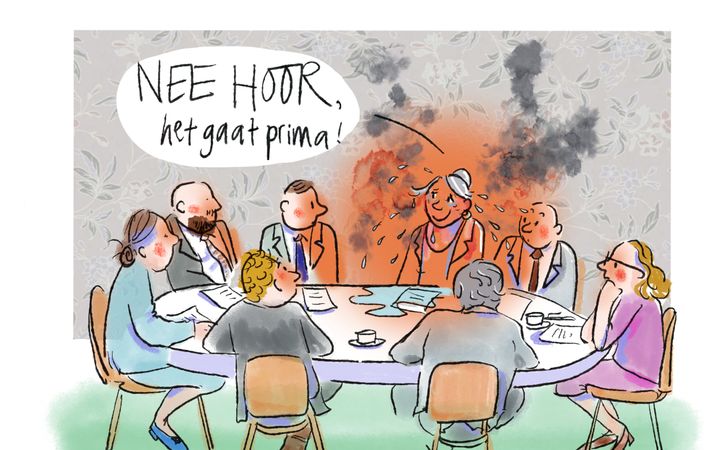 Acht mannen en vrouwen zitten om een tafel te vergaderen. Een van de vrouwen krijgt het heel warm en begint te zweten.