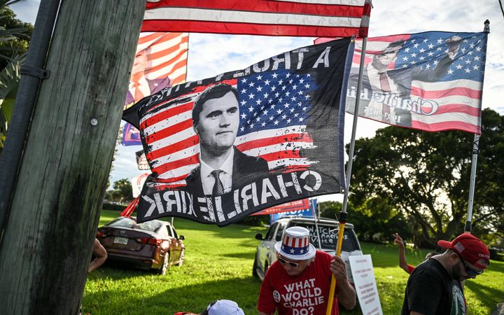 Amerikaanse vlaggen met foto van de vermoorde Charlie Kirk