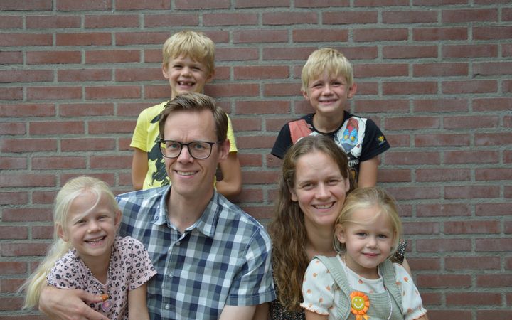 Johan en Mathilde de Vries en hun vier kinderen, twee jongens en twee meisjes, allen met blond haar.