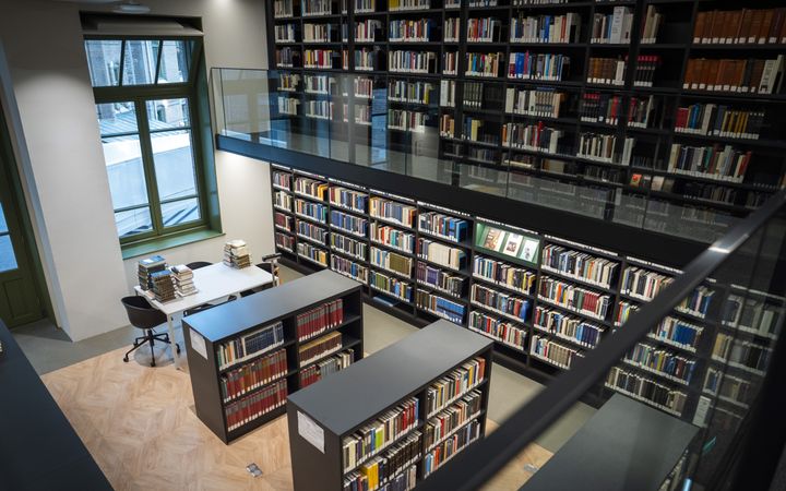 Kasten en wanden met boeken in een grote ruimte.