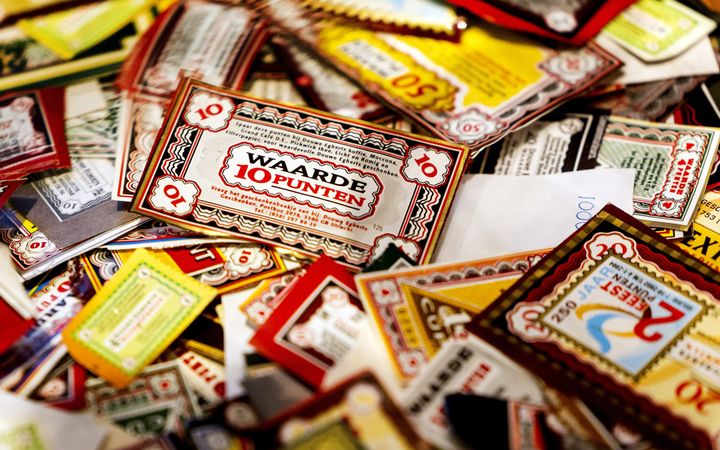 Grote stapel met zegels van Douwe Egberts die kriskras door elkaar liggen. 