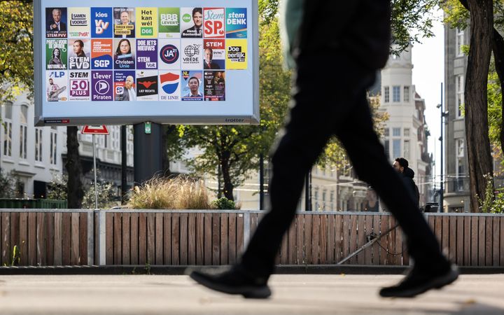 Een verkiezingsbord voor de Tweede Kamerverkiezingen in het centrum van Den Haag.