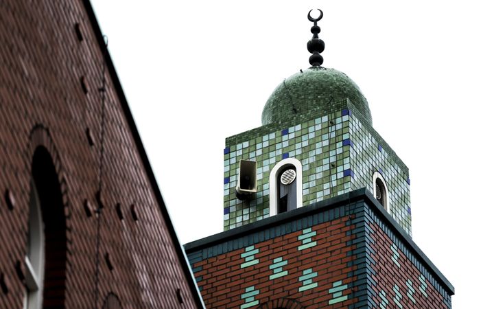Een minaret met speakers waar de oproep voor het gebed uitkomt
