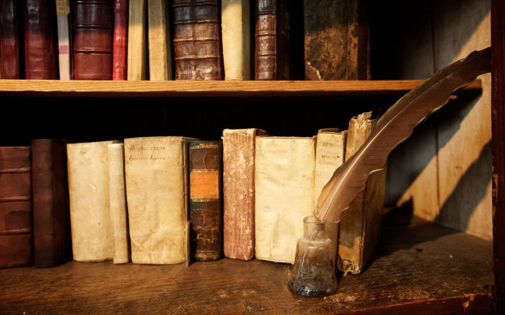 Oude boeken op een boekenplank. 