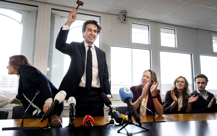 Jesse Klaver houdt de voorzittershamer omhoog, hij is de nieuwe voorzitter van de Tweede Kamerfractie van GL-PvdA.